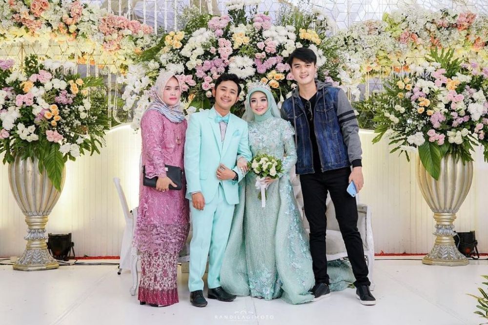 Potret gaun pengantin 7 pedangdut, milik Lesty Kejora ada bordir nama