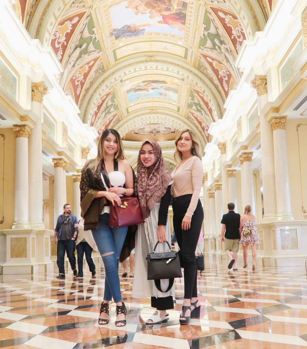 7 Potret kedekatan Medina Zein & Sarah Azhari, bagai saudara kandung