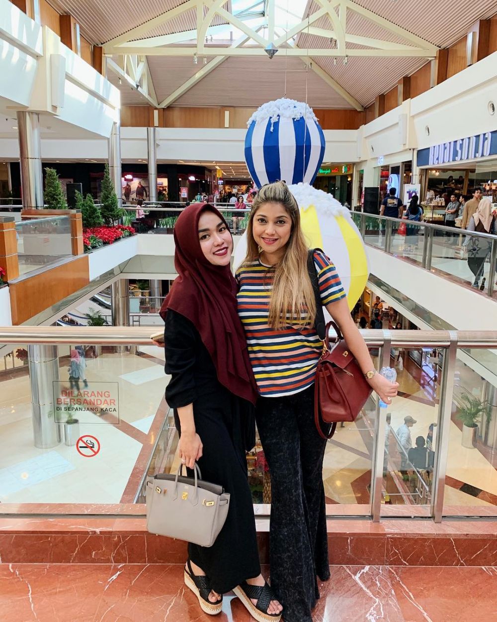 7 Potret kedekatan Medina Zein & Sarah Azhari, bagai saudara kandung