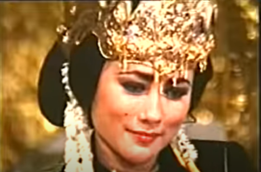 11 Potret lawas Suzanna perankan tokoh ratu, mahkota ularnya ikonik