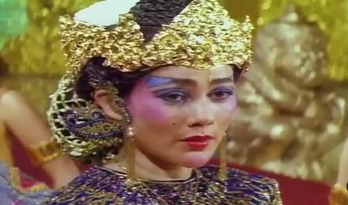 11 Potret lawas Suzanna perankan tokoh ratu, mahkota ularnya ikonik