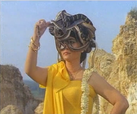 11 Potret lawas Suzanna perankan tokoh ratu, mahkota ularnya ikonik