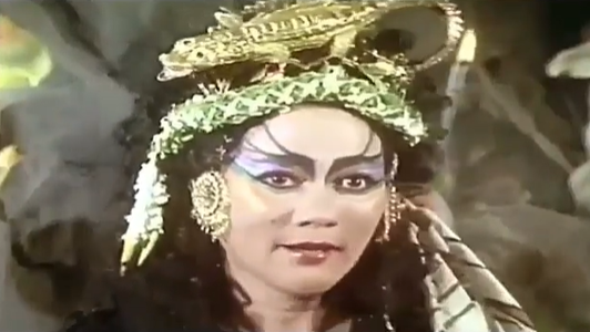 11 Potret lawas Suzanna perankan tokoh ratu, mahkota ularnya ikonik