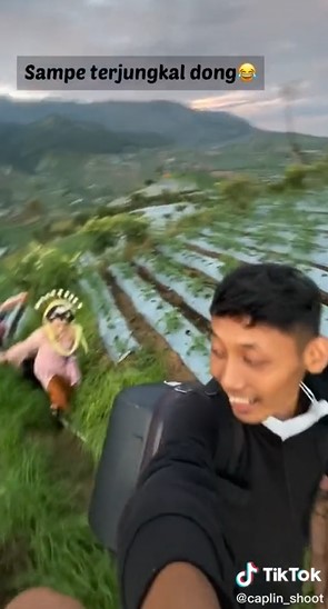 Pasangan ini naik gunung pakai baju adat demi prewedding, hasilnya wow