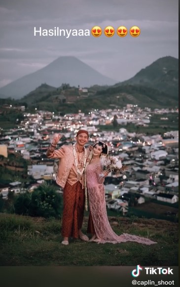 Pasangan ini naik gunung pakai baju adat demi prewedding, hasilnya wow