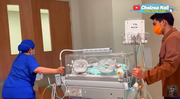 Dikaruniai anak lelaki, ini 9 momen haru Chelzea Verhoeven melahirkan