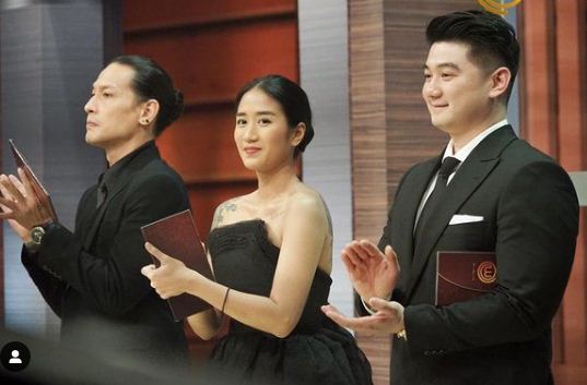 6 Potret gaya juri MasterChef saat grand final, nggak kalah dari model