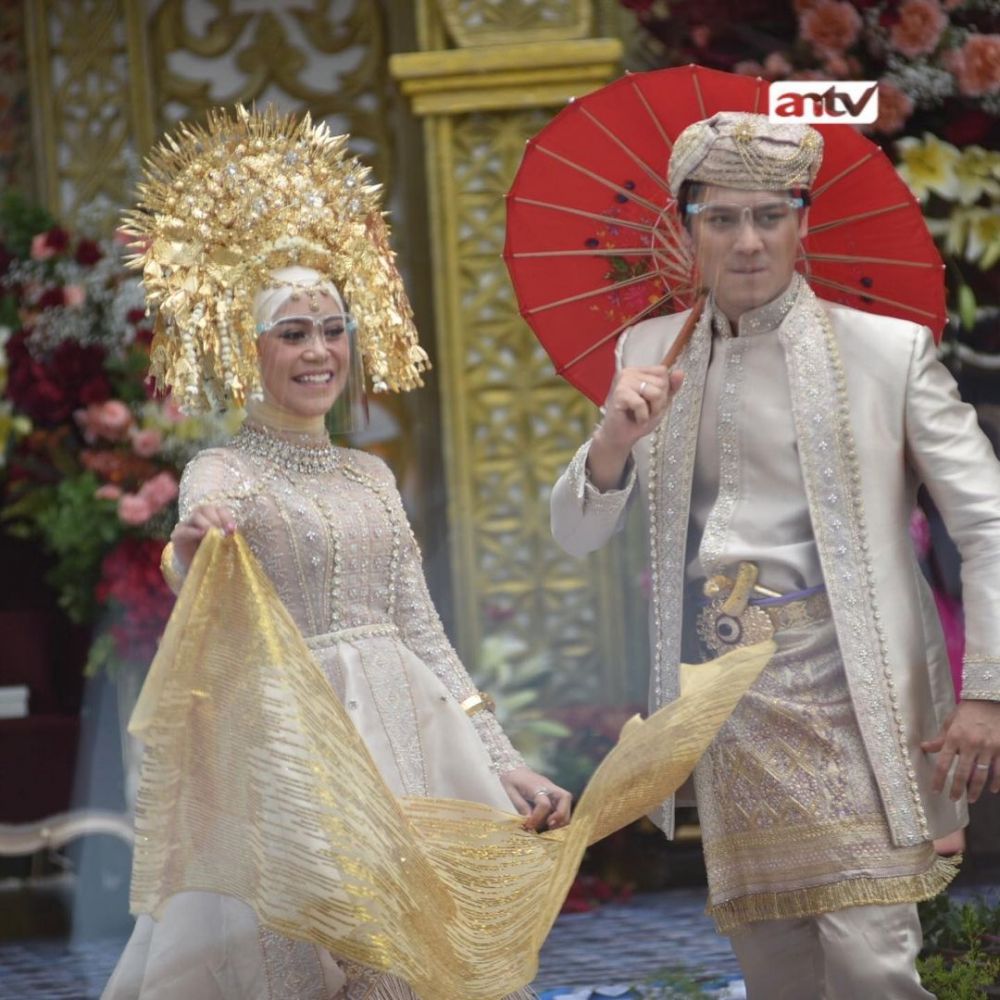 5 Potret detail busana Lesty kejora saat Manjalang Ka Rumah Mintuo