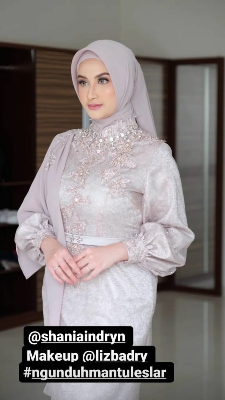 7 Potret bridesmaid Lesty Kejora di ngunduh mantu, anggun berkebaya