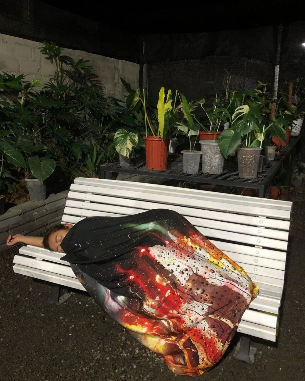 Foto 7 penyanyi cantik tidur di tempat tak biasa, Soimah pilih kebun