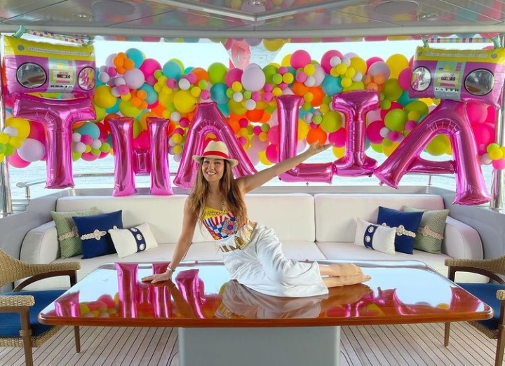 Awet muda di usia 50 tahun, ini 9 potret Thalia si ratu telenovela