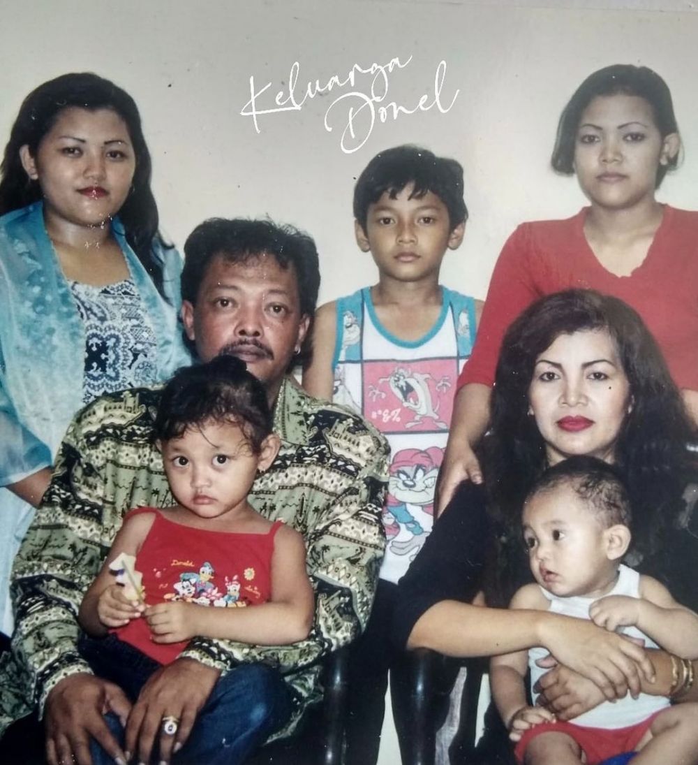Dory Harsa unggah foto masa kecil, respons Nella Kharisma bikin kaget