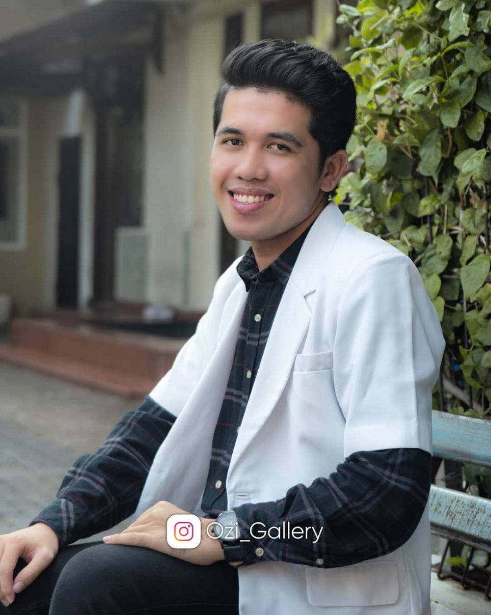 Selain dikenal sebagai musisi, 7 seleb ini juga berprofesi dokter