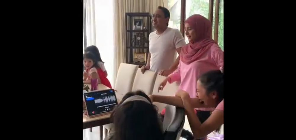 9 Momen perayaan ultah Bebi Romeo ke-47, dapat kejutan lagu dari anak