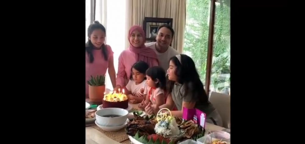9 Momen perayaan ultah Bebi Romeo ke-47, dapat kejutan lagu dari anak