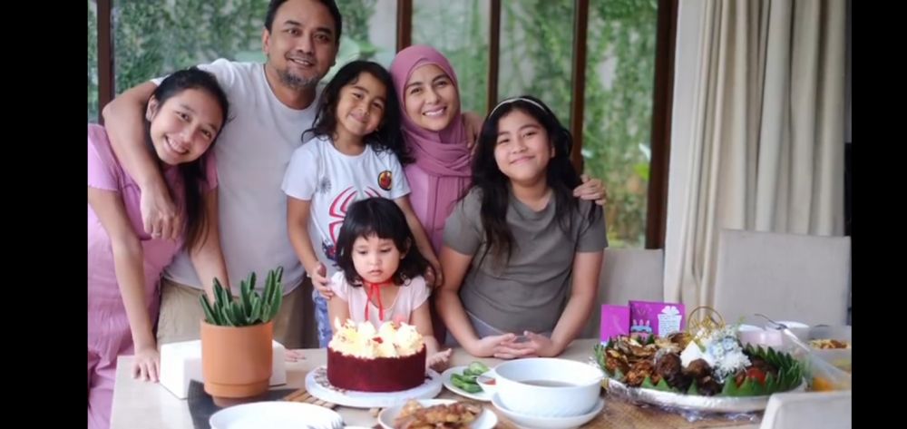 9 Momen perayaan ultah Bebi Romeo ke-47, dapat kejutan lagu dari anak