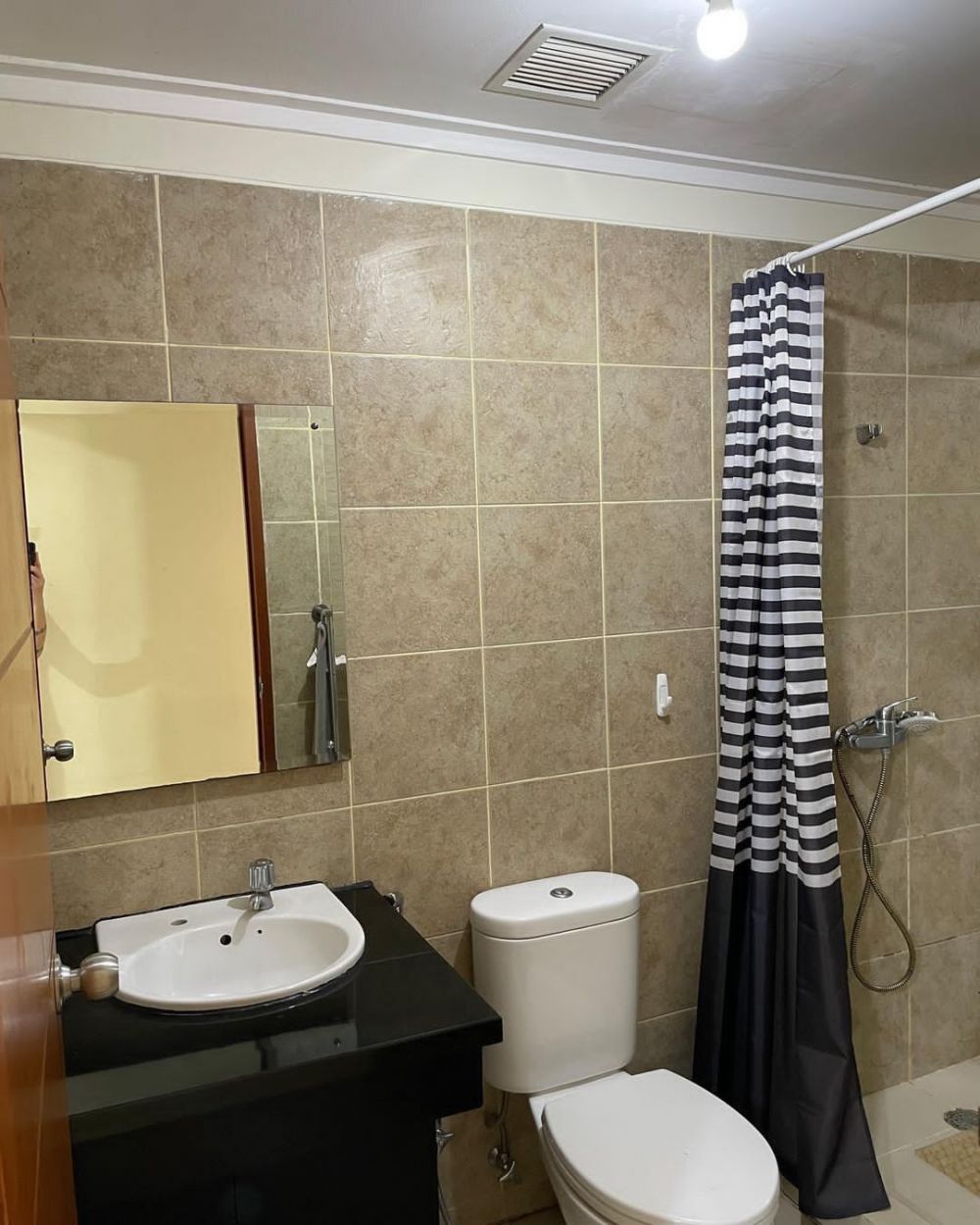 9 Potret apartemen Ernest Prakasa yang dijual, saksi perjalanan karier