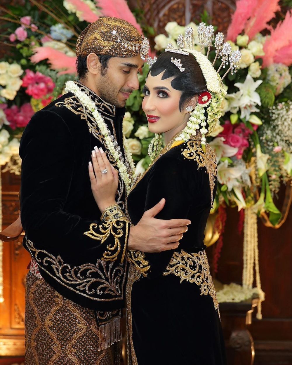 9 Seleb ini gelar resepsi lebih dari sekali, Lesty kental nuansa adat