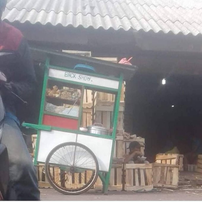 13 Spanduk lucu tukang bakso ini bikin yang beli jadi heran