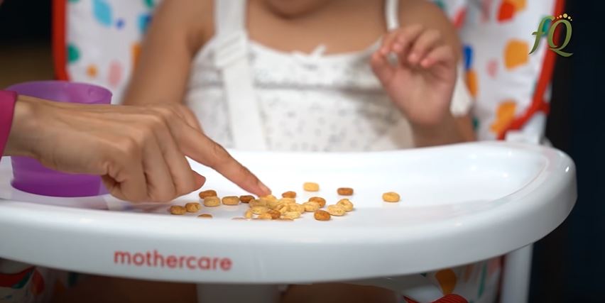 7 Trik Farah Quinn agar anak pintar makan sendiri