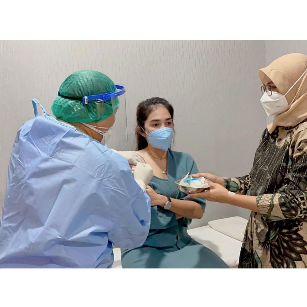 7 Momen Ussy Sulistiawaty jalani vaksin, sempat takut dan kabur 
