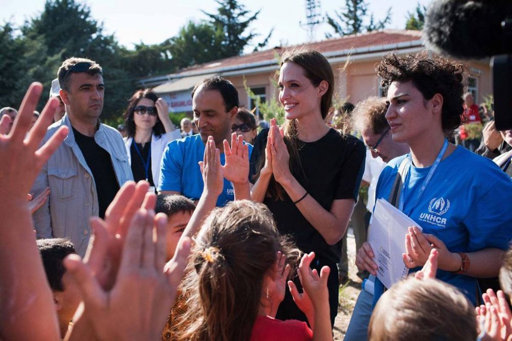 7 Aksi kemanusiaan Angelina Jolie, dirikan yayasan dan bantu pengungsi