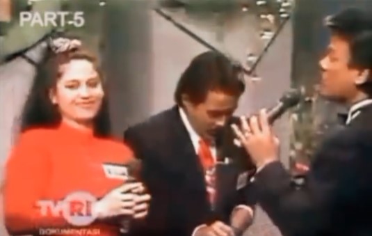 7 Potret kenangan Koes Hendratmo dalam acara Berpacu Dalam Melodi