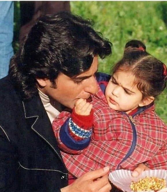 Sesama seleb top Bollywood, ini 9 potret Sara Ali Khan kecil & ayahnya
