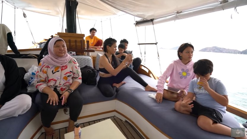 7 Penampakan kapal yang disewa Nikita Mirzani di Labuan Bajo