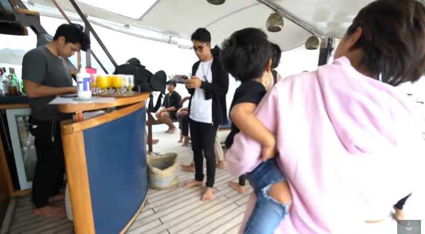 7 Penampakan kapal yang disewa Nikita Mirzani di Labuan Bajo