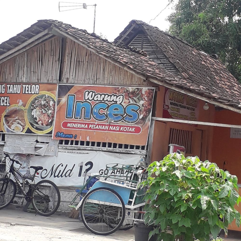 15 Spanduk lucu warung nasi ini absurdnya bikin dahi mengernyit