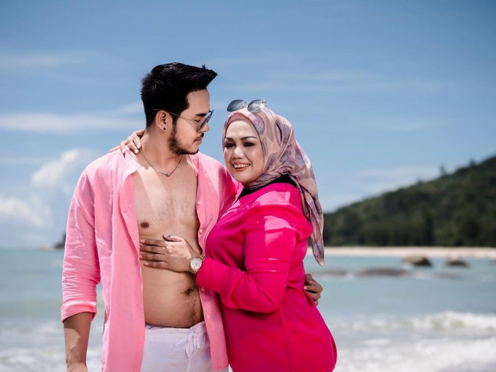 Kalimat manis Elly Sugigi ke suami saat anniversary, otomatis romantis