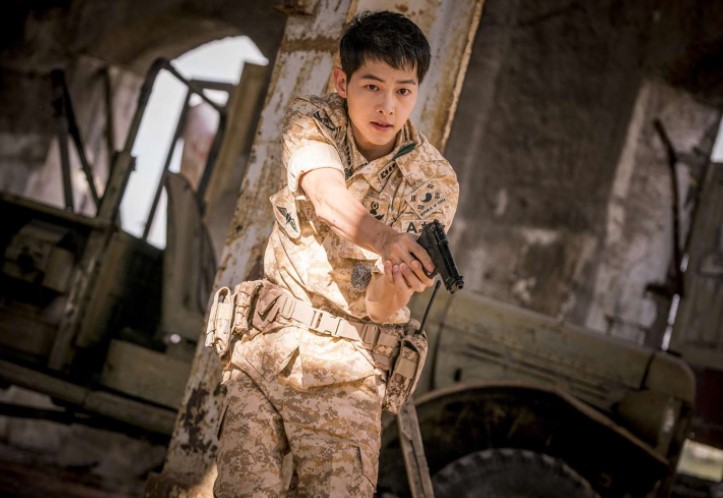 Gaya Arya Saloka berseragam tentara, disebut mirip kapten Yoo Shi Jin