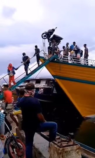 Pria angkat sepeda motor turun dari atas kapal, aksinya curi perhatian