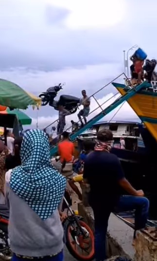Pria angkat sepeda motor turun dari atas kapal, aksinya curi perhatian