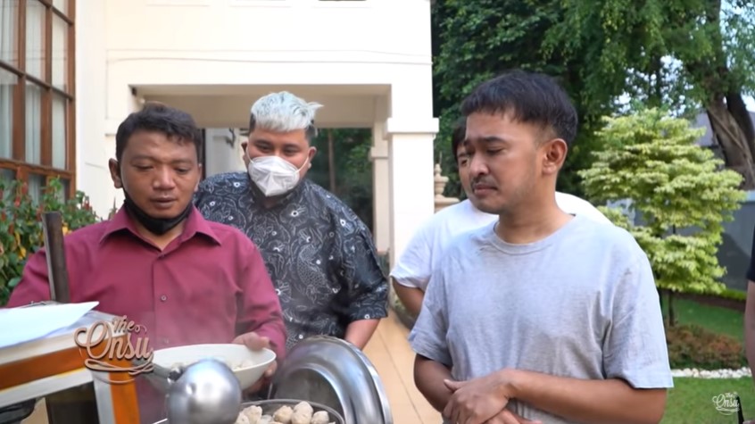Momen Ruben Onsu borong 7 makanan ke rumah, ada yang satu gerobak