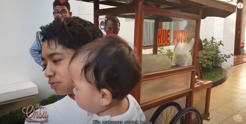 Momen Ruben Onsu borong 7 makanan ke rumah, ada yang satu gerobak