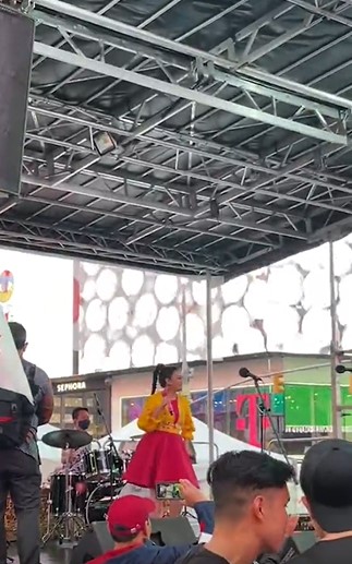 Momen Fitri Carlina nyanyi dangdut di Times Square New York
