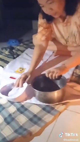 Antimainstream, cara wanita setrika baju saat mati listrik ini unik