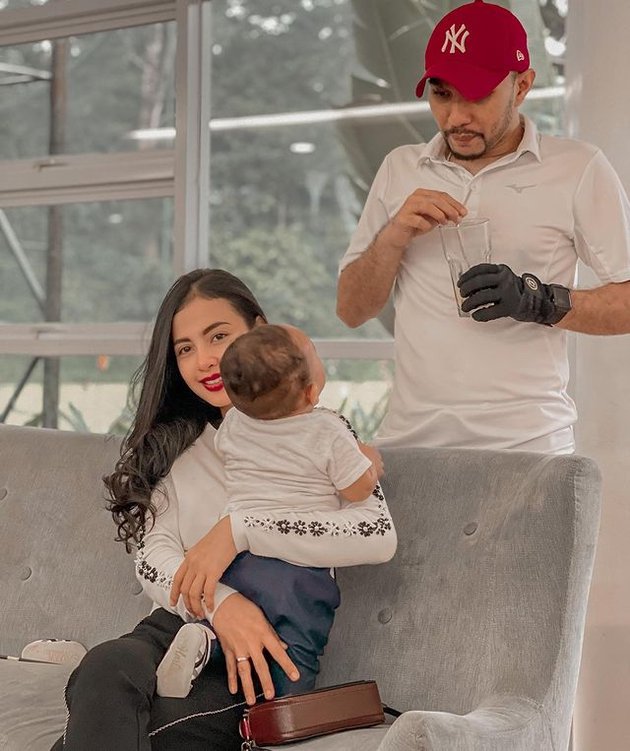 7 Potret terbaru Enji mantan Ayu Ting Ting bareng keluarga kecilnya