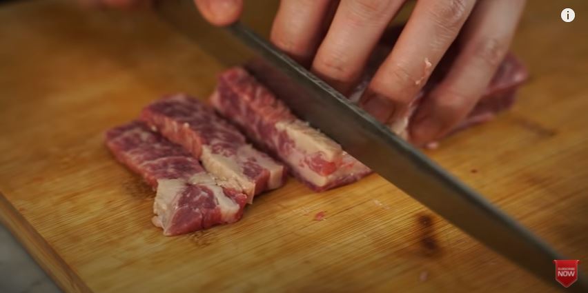 7 Trik memotong daging ala Chef Arnold Poernomo, empuk dan juicy