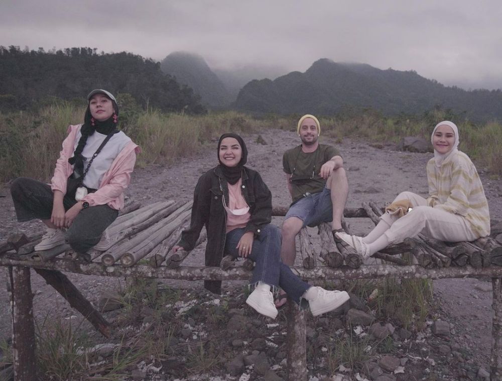 7 Momen ultah Zaskia Adya Mecca, Dave The Moffatts konser private