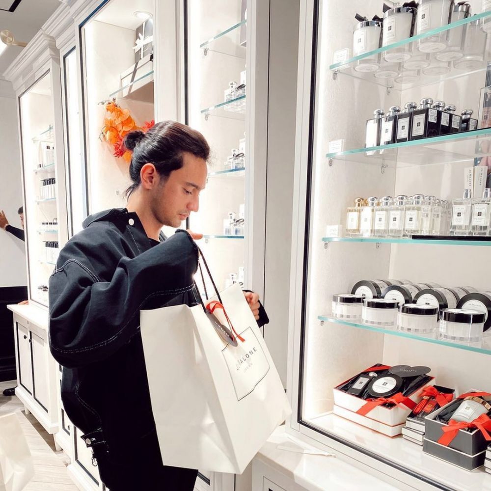 Gaya 9 aktor dengan rambut dicepol, Chicco Jerikho karismatik abis