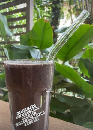 7 Rahasia awet muda Nadya Hutagalung, konsumsi makanan berwarna