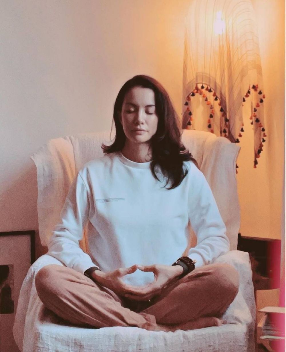 7 Rahasia awet muda Nadya Hutagalung, konsumsi makanan berwarna