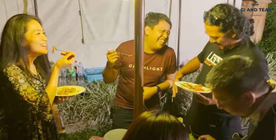 9 Momen liburan Glenca Chysara & Rendi Jhon, api unggun bikin romantis