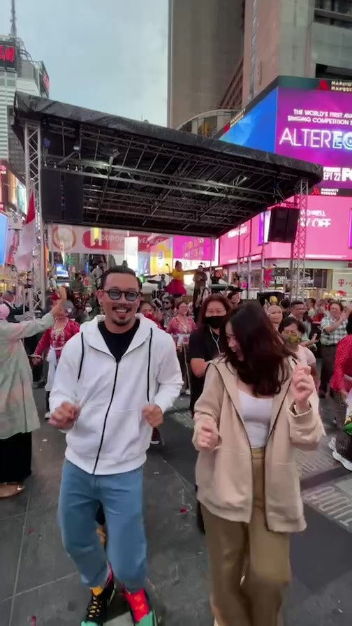 9 Momen Denny Sumargo & istri di New York, heboh joget di tengah jalan