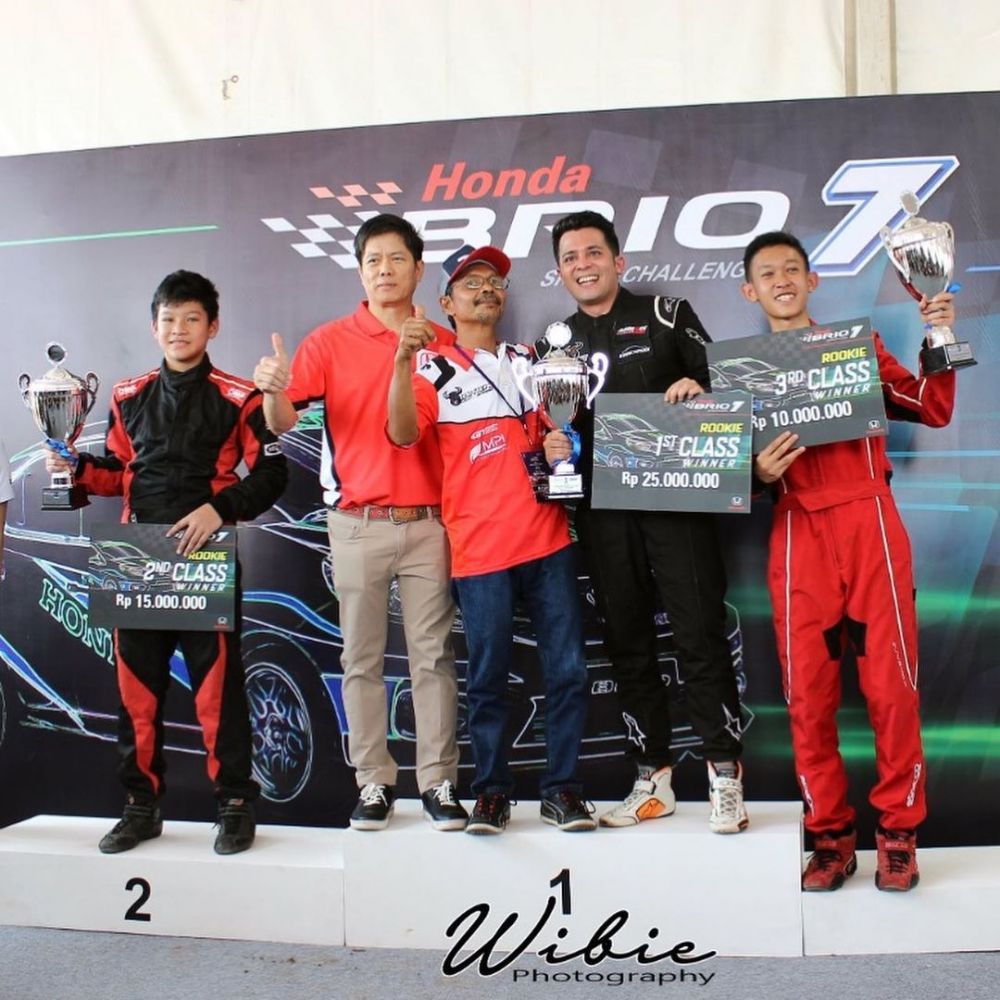 Jago nge-drift, ini 9 gaya Catra Felder anak Minati di sirkuit balap