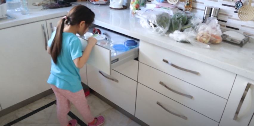 7 Potret dapur minimalis Siti KDI di Turki, bikin betah masak