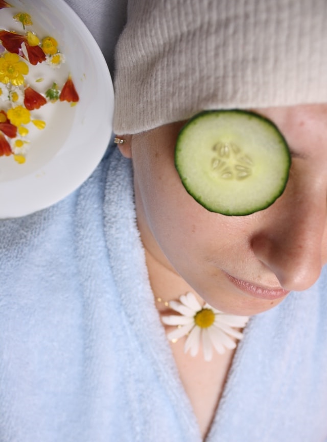 9 Bahan makanan ini ampuh hilangkan mata panda, nggak pakai ribet